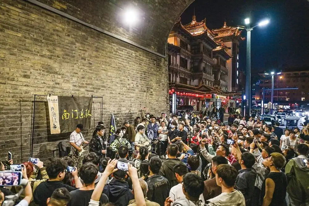 Places to Visit in Xi'an at Night: The Yongning Gate Folk Song
