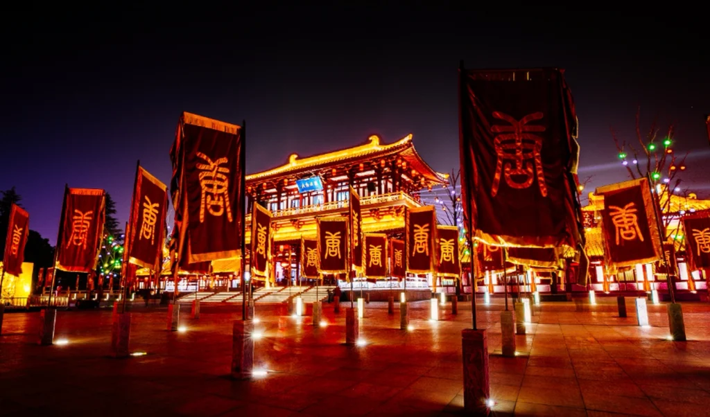 What are the must-see shows at Tang Dynasty City That Never Sleeps?