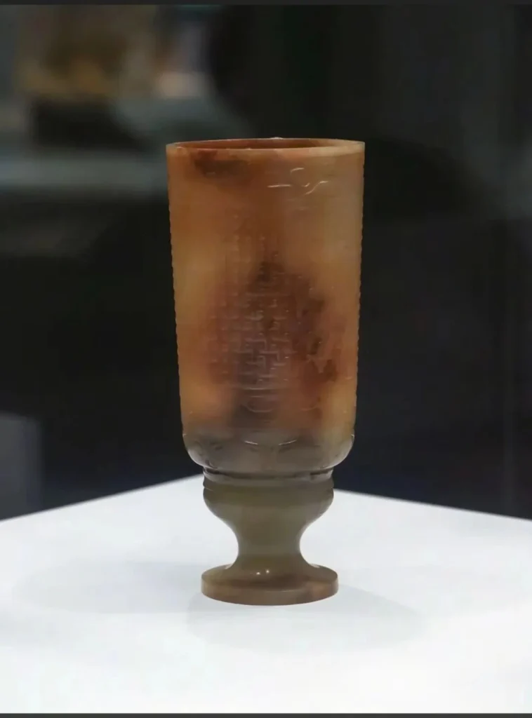 Jade-Becher mit verzierten Wolkenmustern: Der einzige Jade-Becher aus der Qin-Dynastie im Museum von Xi'an